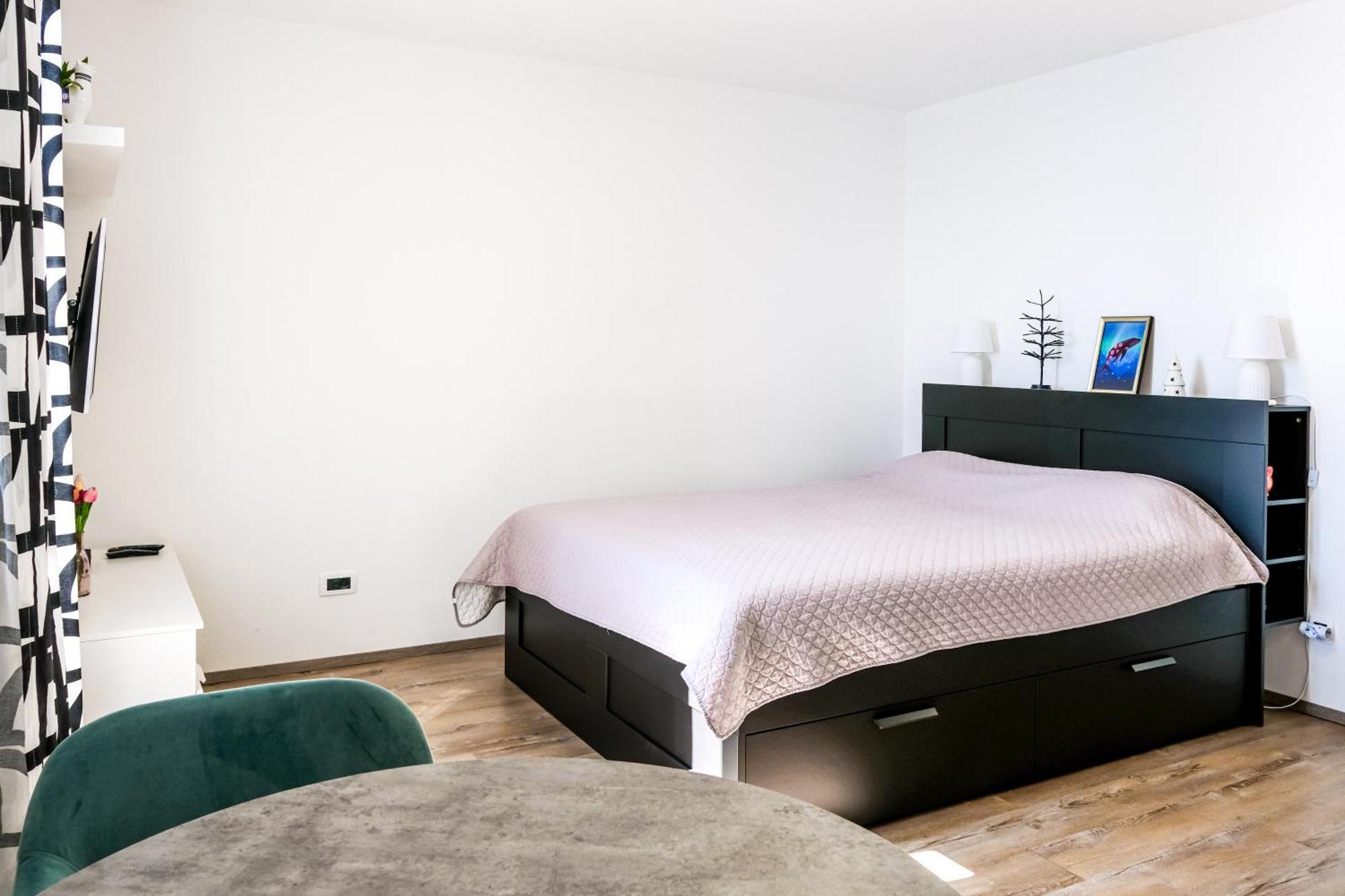 Studio Apartment Above Promenade W Terrace & Parking 拉巴克 外观 照片