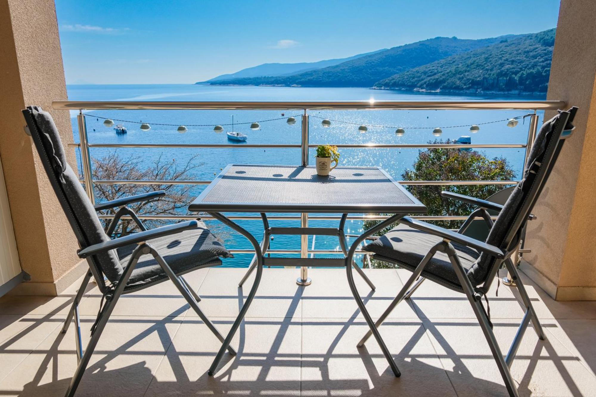 Studio Apartment Above Promenade W Terrace & Parking 拉巴克 外观 照片